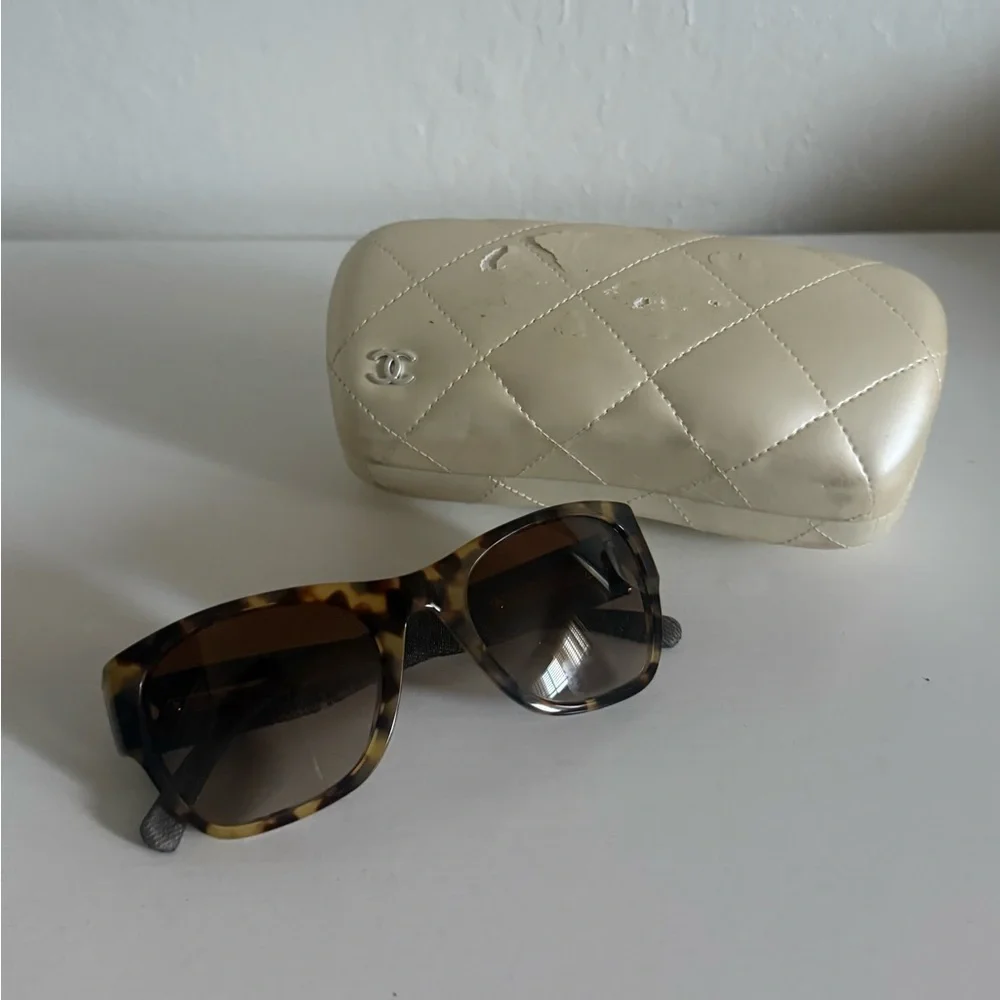 Chanel Tortoiseshell Cat Eye Sunglasses Tweed Arms Gold CC Logo Italy - Picture 2 of 12